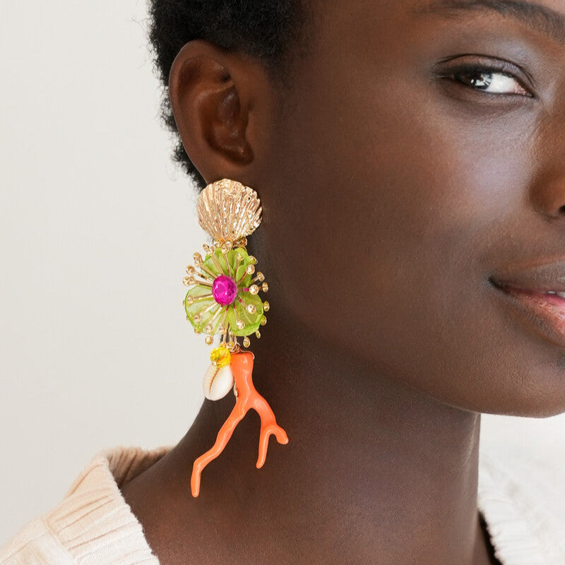 Boucles d'oreilles à fleurs et détails en corail