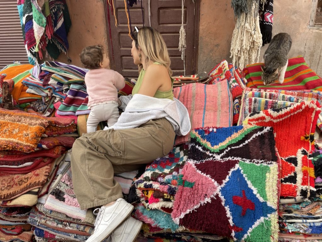 Choix des tapis chez un artisan à Marrakech