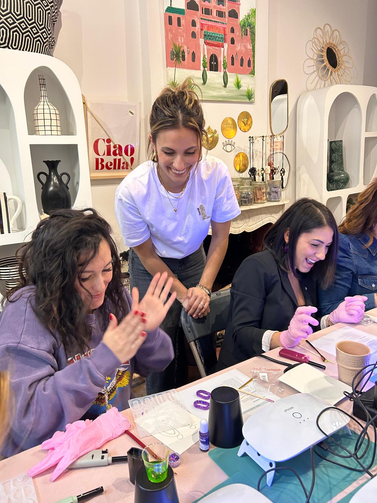 Atelier créatif chez Bellaziza à Mons : l'animatrice et les participantes