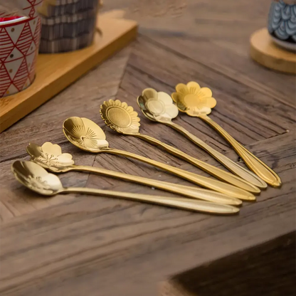 Cuillères à dessert fleurs assorties dorées