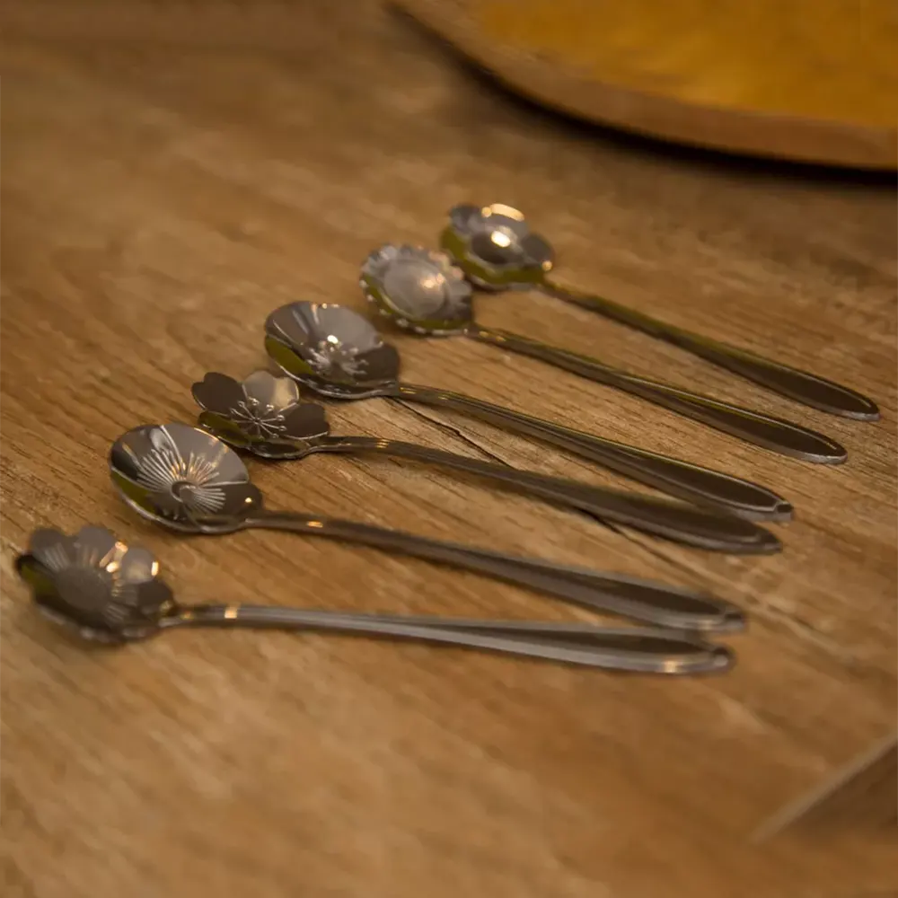 Cuillères à dessert fleurs assorties argents