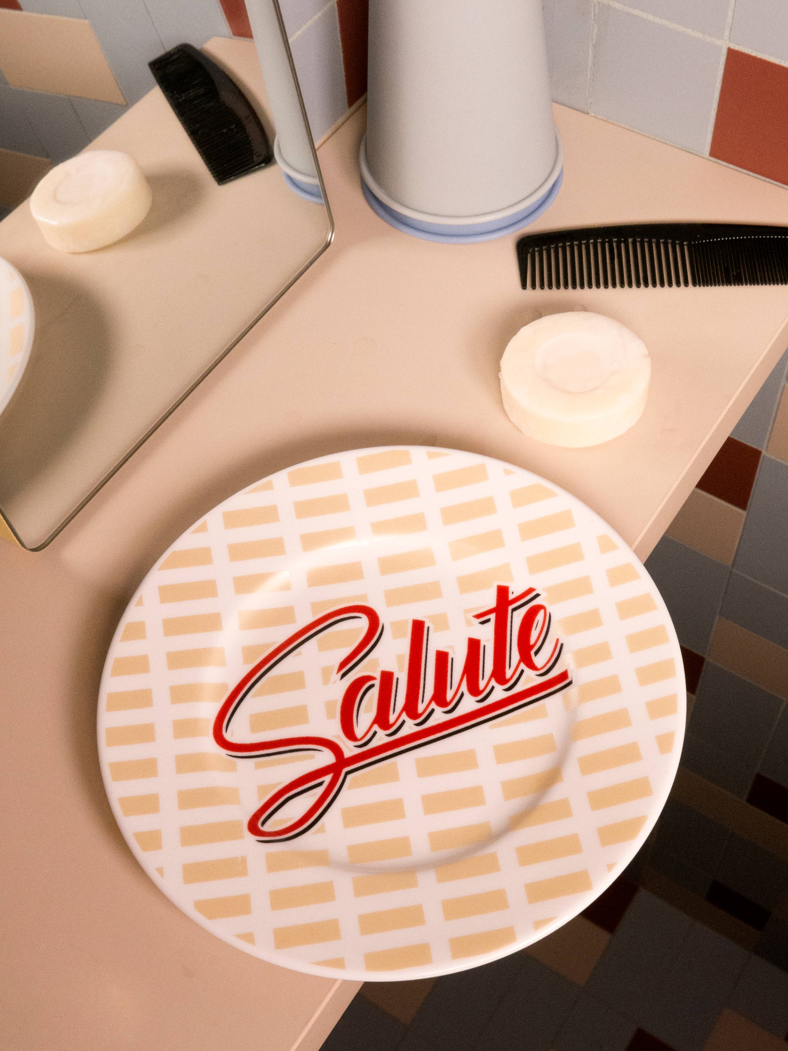 SALUTE - Assiette en porcelaine avec écriture