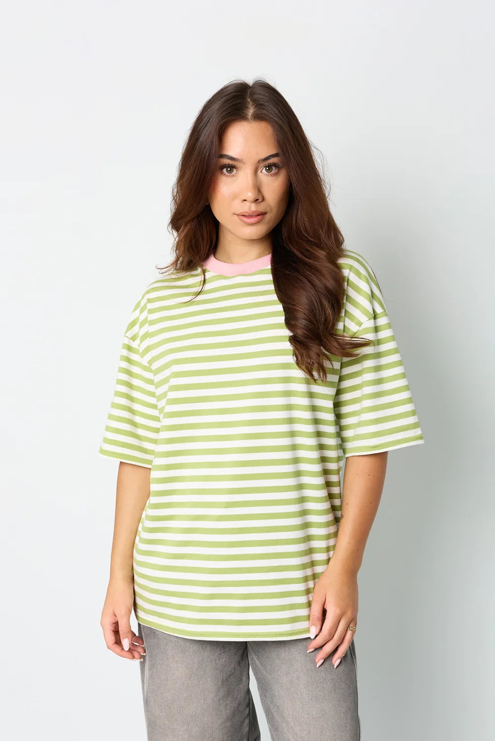 Le t-shirt rayé vert matcha