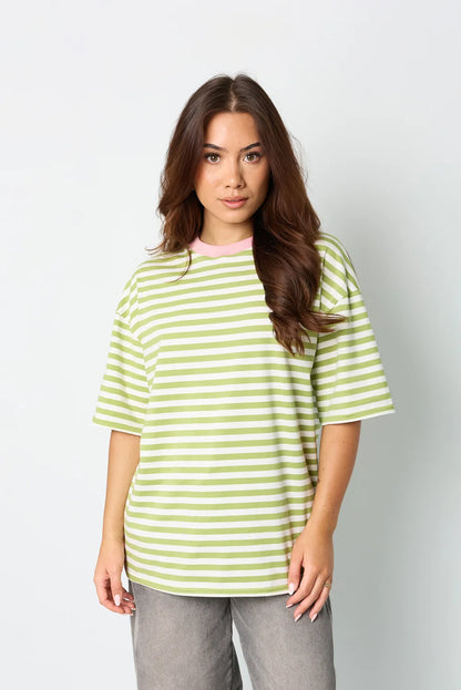 Le t-shirt rayé vert matcha
