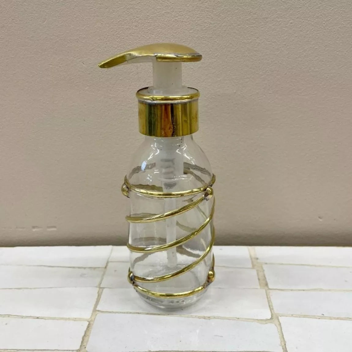 Distributeur de savon en laiton patiné, fait main à Marrakech – Distributeur de savon Swirl