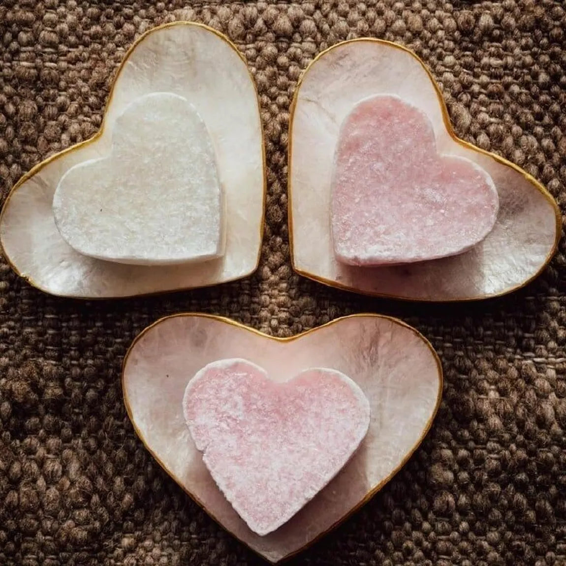 Coquillage en nacre à bordure dorée