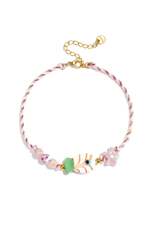 Bracelet de cheville orné perles, étoiles et poisson.