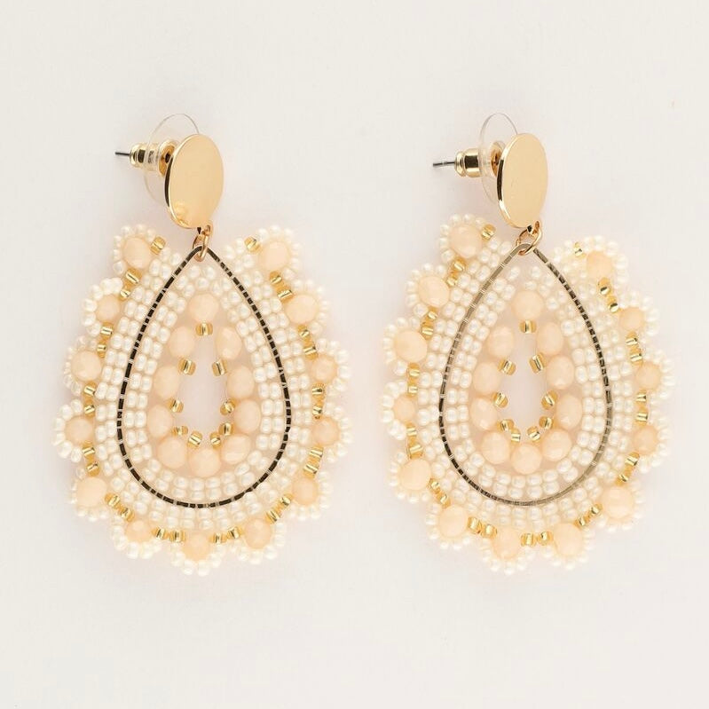 Boucles d'oreilles ovales beiges avec perles