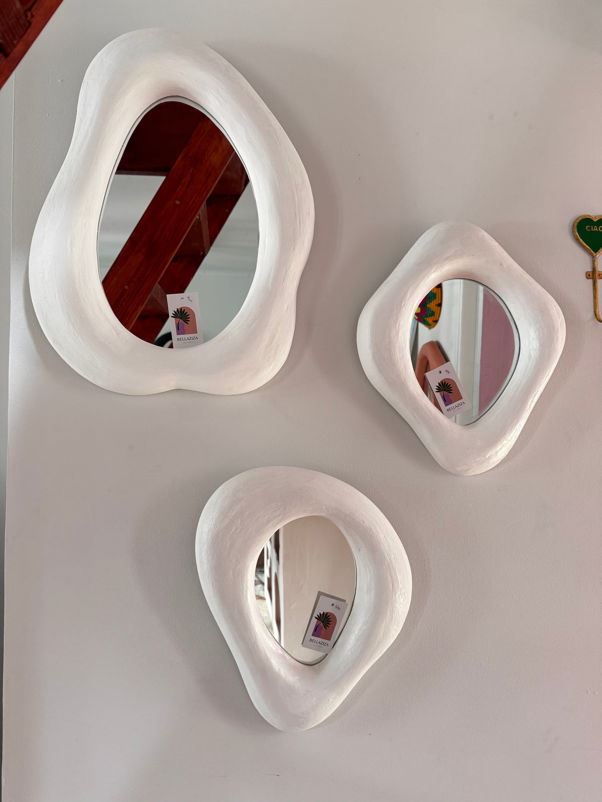 Petit miroir en plâtre blanc modelé main, forme organique, format S – Miroir - Plâtre blanc S, photo 2
