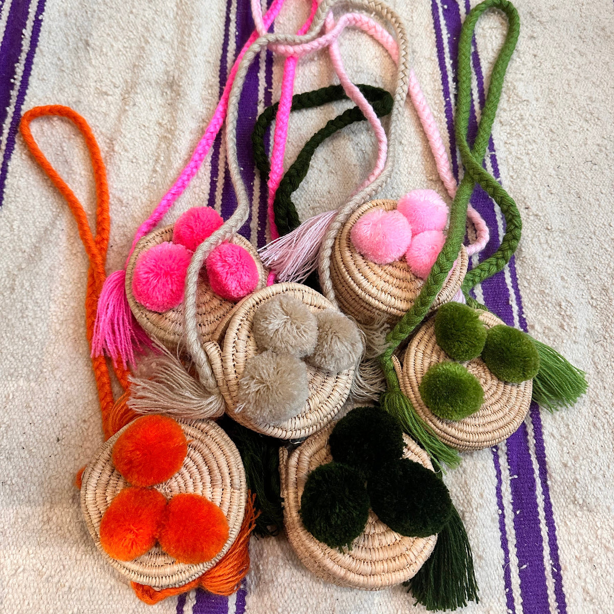 Mini sacoche en raphia rehaussée de pompons colorés, artisanale – Sacoche Bimbi