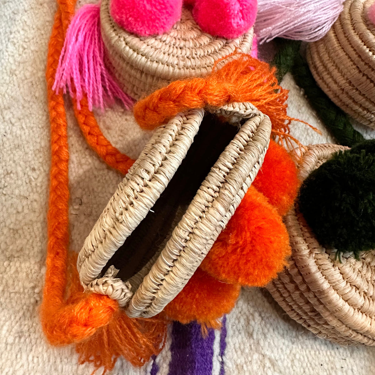 Mini sacoche en raphia rehaussée de pompons colorés, artisanale – Sacoche Bimbi, photo 3