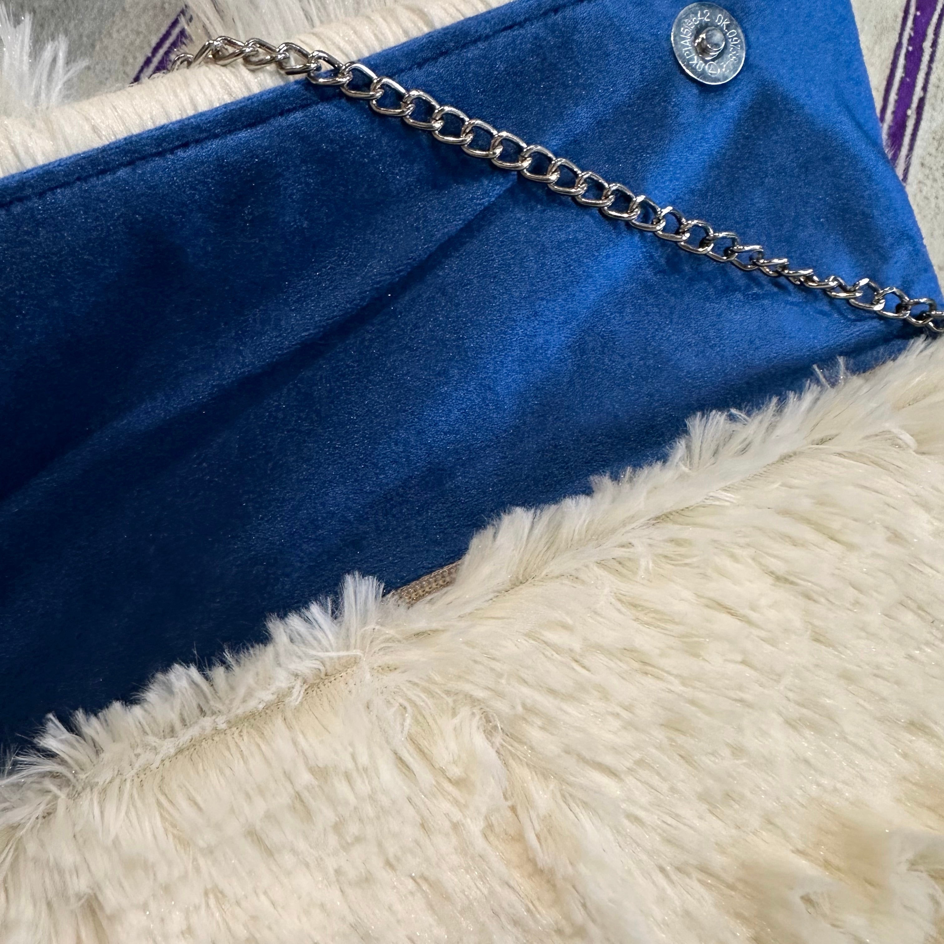 Sac en suédine bleue et fausse fourrure blanche
