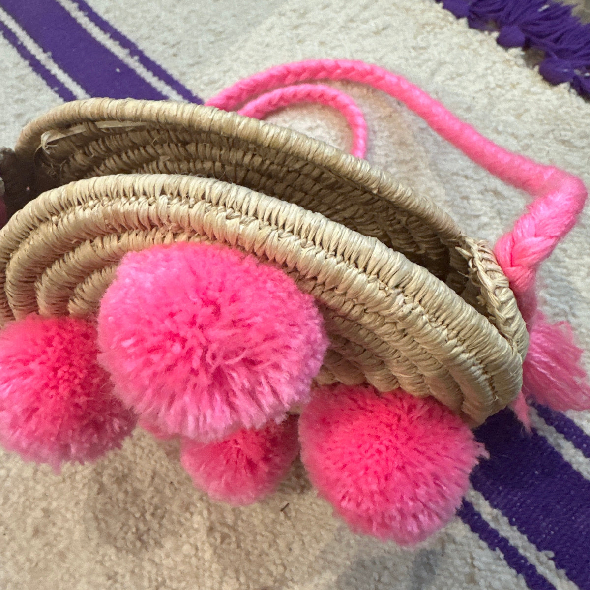 Sacoche en raphia à bandoulière et pompons, faite main au Maroc, 16 × 16 cm – Sacoche Bimbi BIG, photo 2