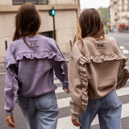 Sweat beige à volants et écusson