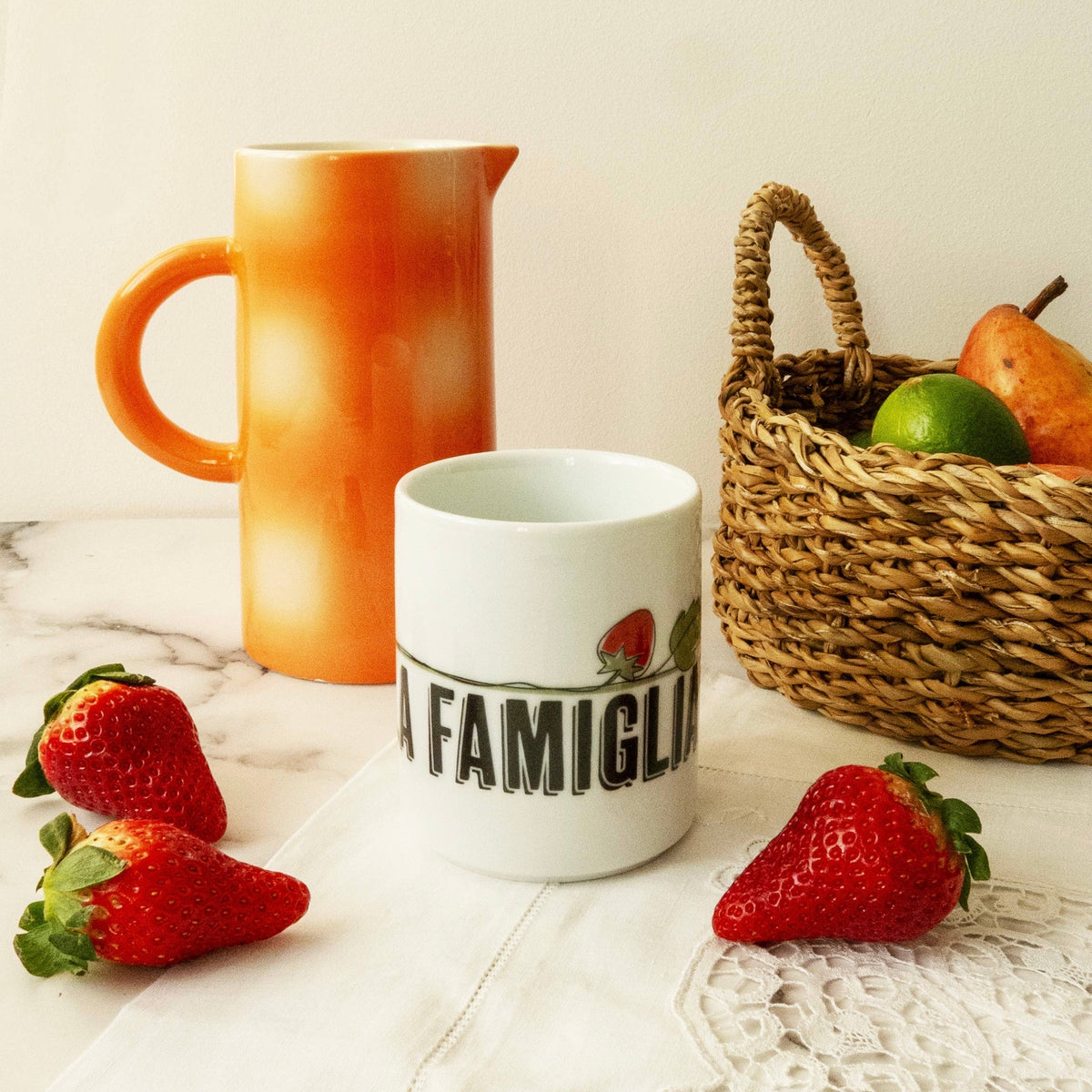 LA FAMIGLIA - Porseleinen glas met opschrift