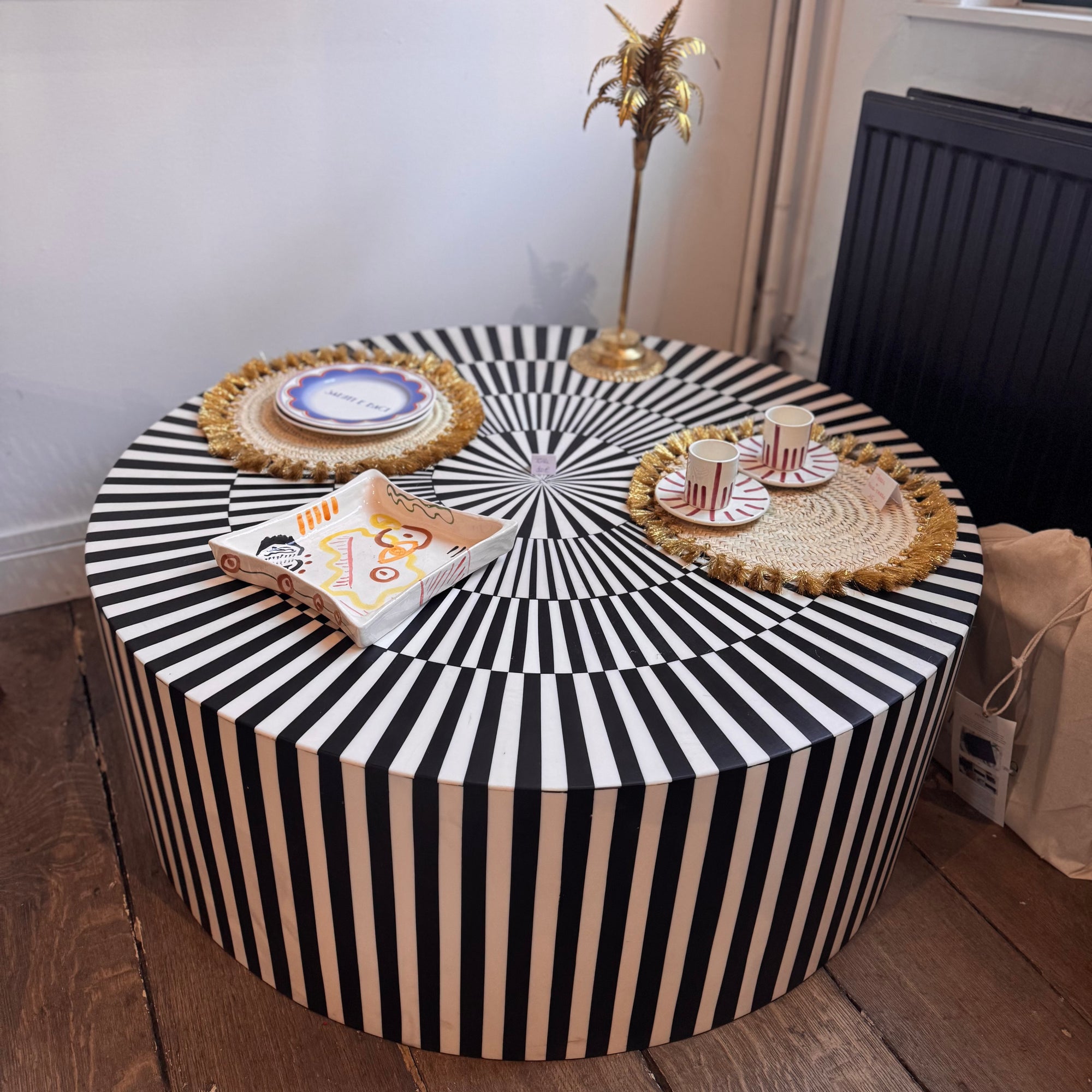 Table basse en résine à rayures graphiques noires et blanches, 100 cm – Table basse Illusione, photo 3