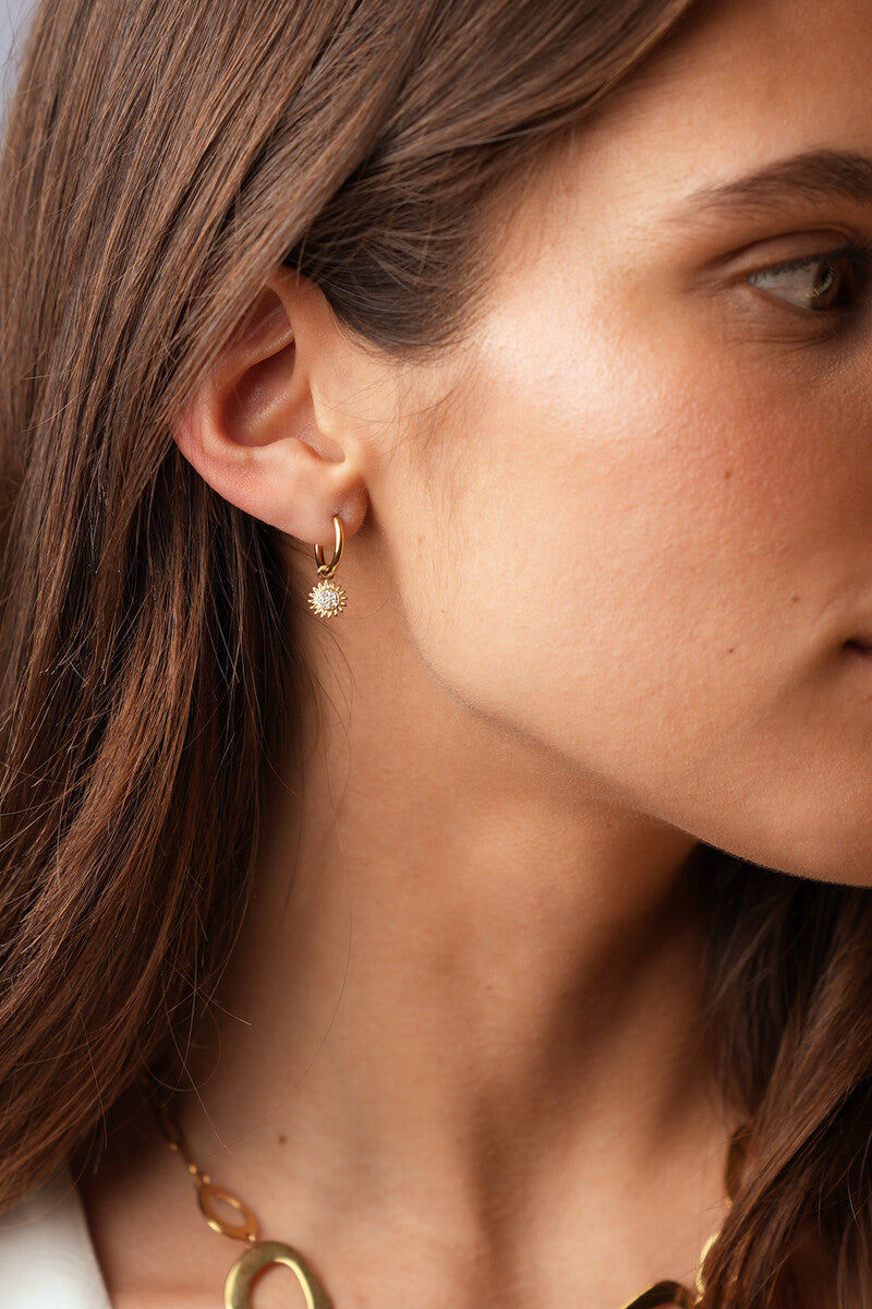 Boucles d'oreilles minimalistes Nomads avec petit soleil
