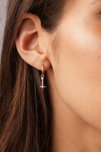 Boucles d'oreilles minimalistes Nomads avec étoile et strass