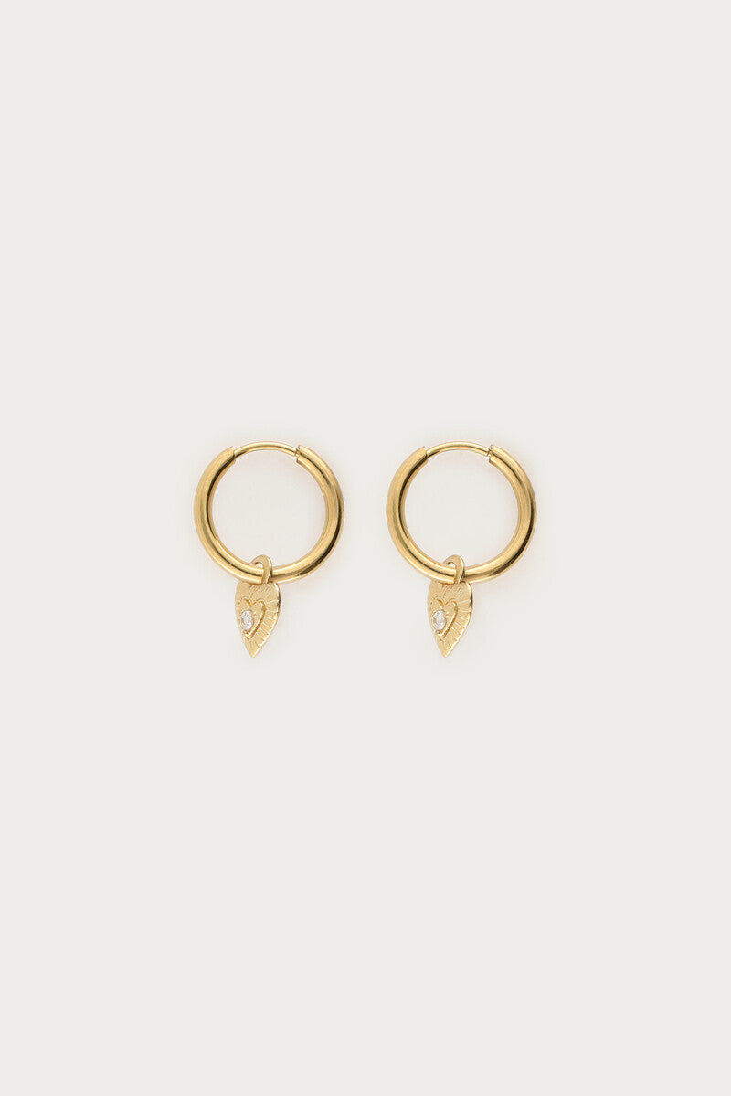 Boucles d'oreilles minimalistes Nomads avec petit cœur