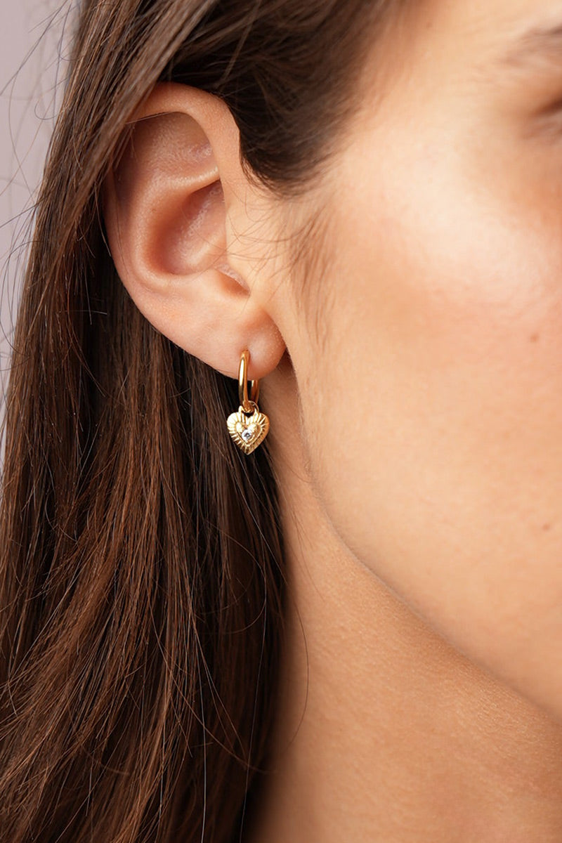 Boucles d'oreilles minimalistes Nomads avec petit cœur