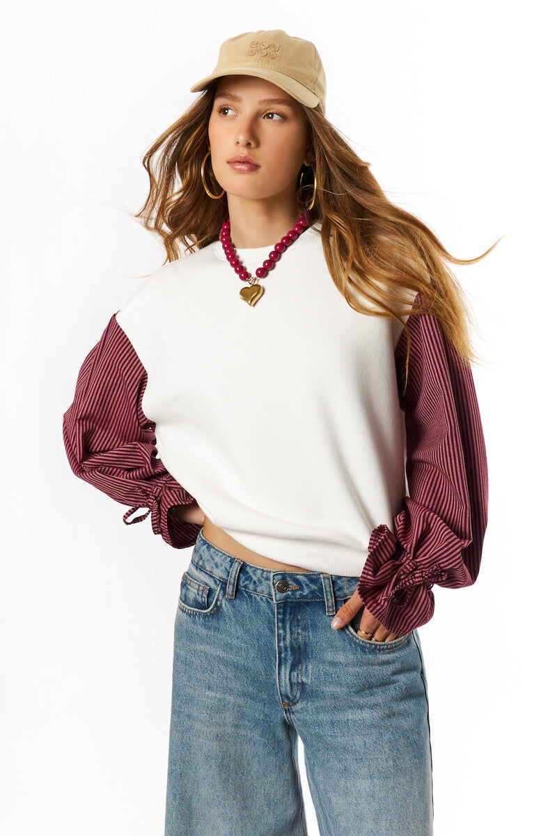 Pull blanc avec manches rayées