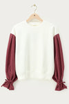 Pull blanc avec manches rayées