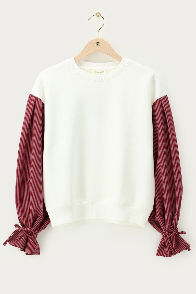 Pull blanc avec manches rayées