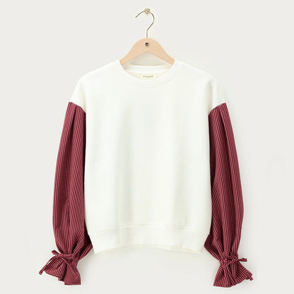 Pull blanc avec manches rayées