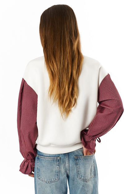 Pull blanc avec manches rayées