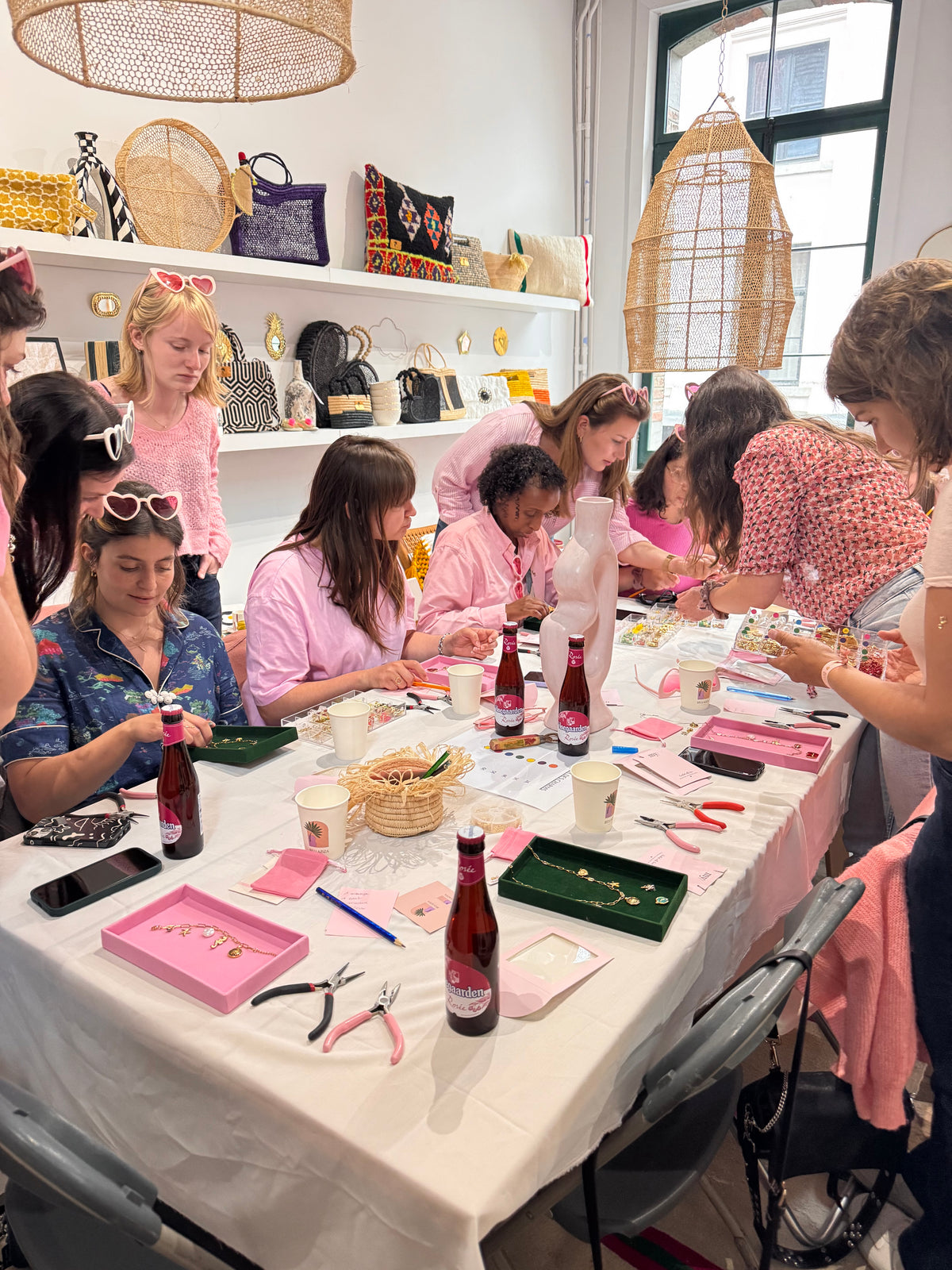 Atelier en groupe autour de la grande table de la boutique