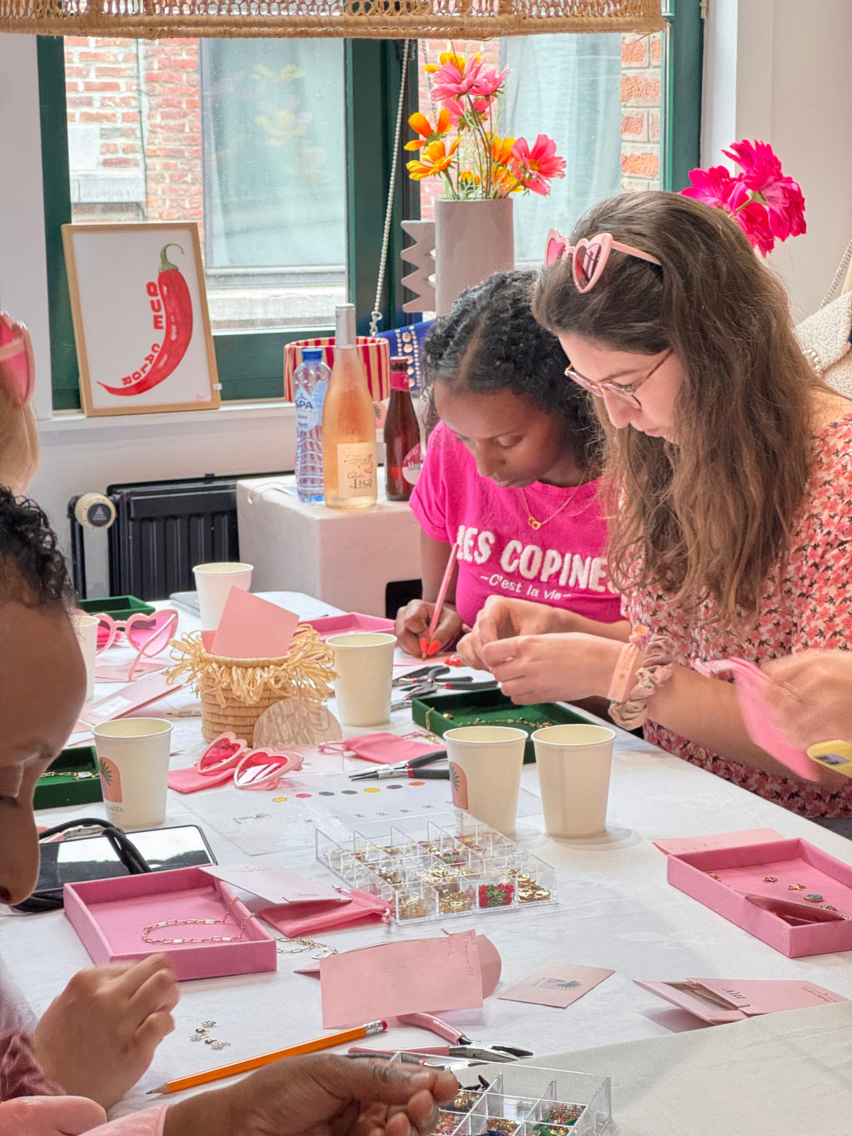 Entre copines, création de bijoux à l’atelier