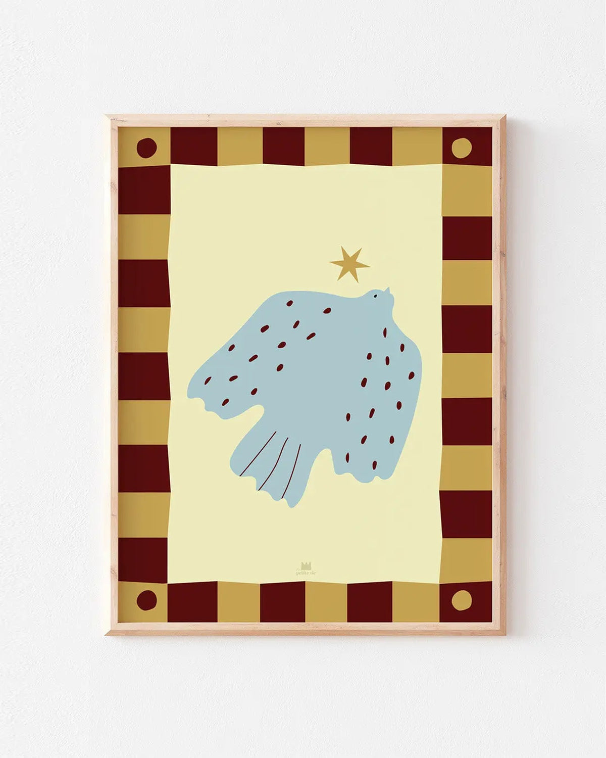 Affiche L'oiseau étoile 30 × 40 cm de Ma Petite Vie, oiseau bleu tacheté et étoile dorée, bordure à damier bordeaux et or, présentée dans un cadre (non inclus)