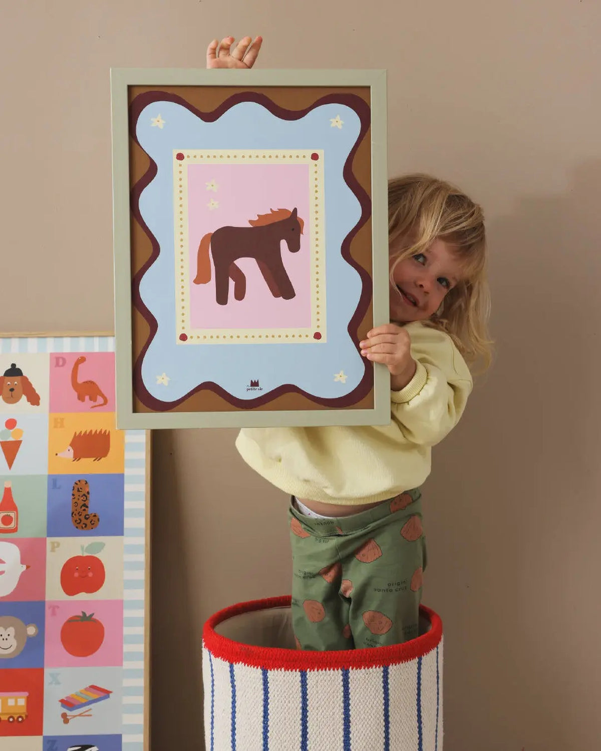 Enfant tenant l'affiche Le cheval encadrée, pour voir sa taille (cadre non inclus)