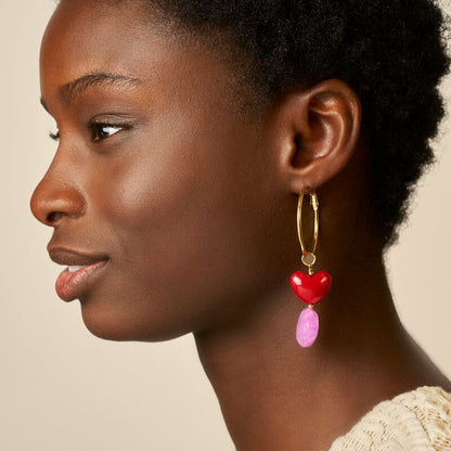 Boucles d'oreilles avec cœur rouge et perles fantaisie violettes