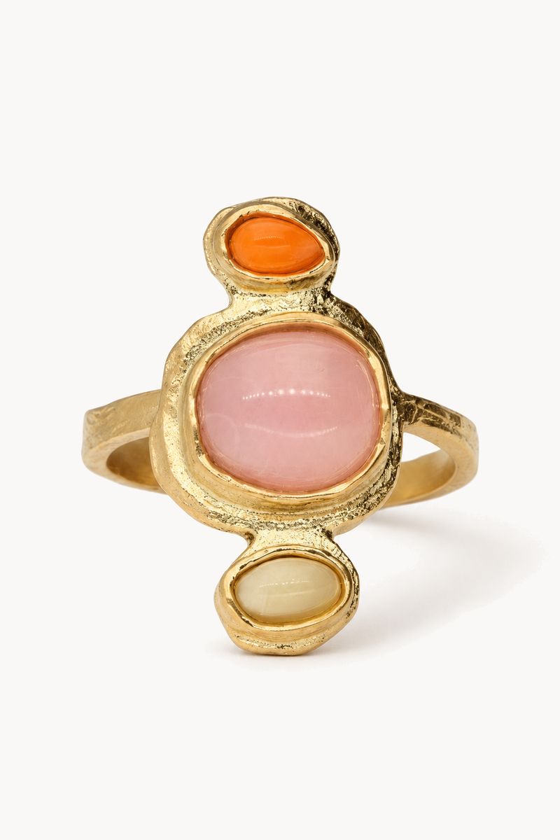 Ring with vertical fancy pearls