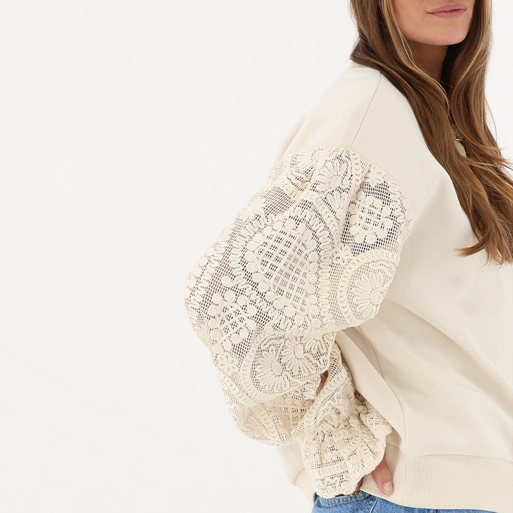 Sweat beige avec manches en crochet