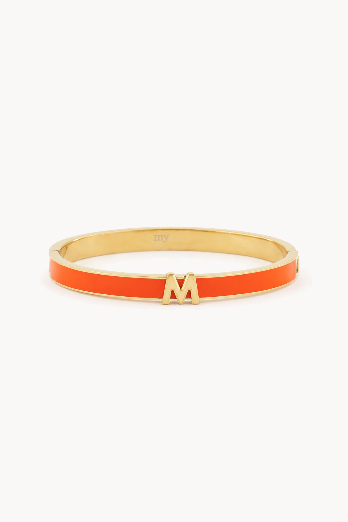 Bracelet jonc orange à initiale - My Jewellery, de face sur fond blanc cassé