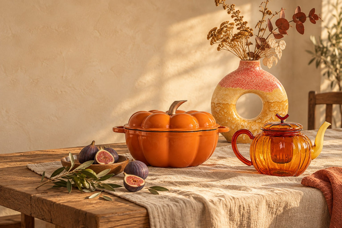 Table d'automne au soleil avec la cocotte citrouille, l'infuseur LUMERA et le vase MAEVA