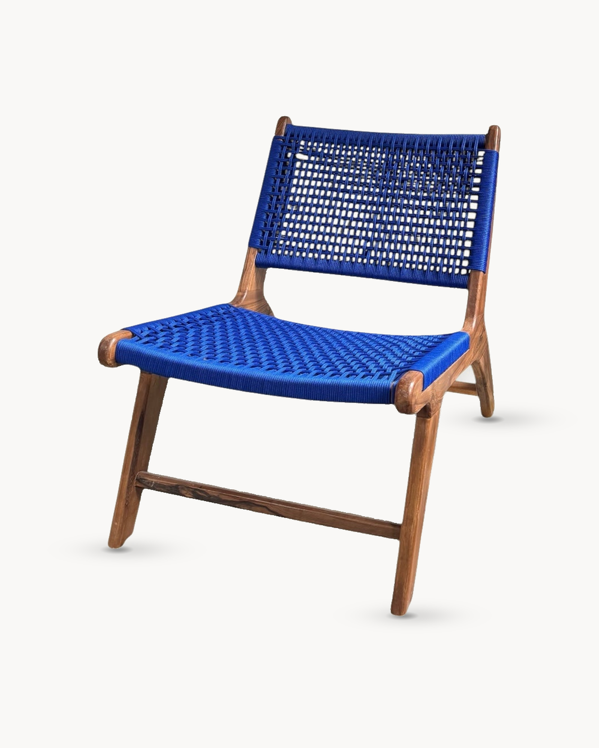 Chaise en noyer massif Talbi, assise tissée bleue, vue de face sur fond blanc cassé