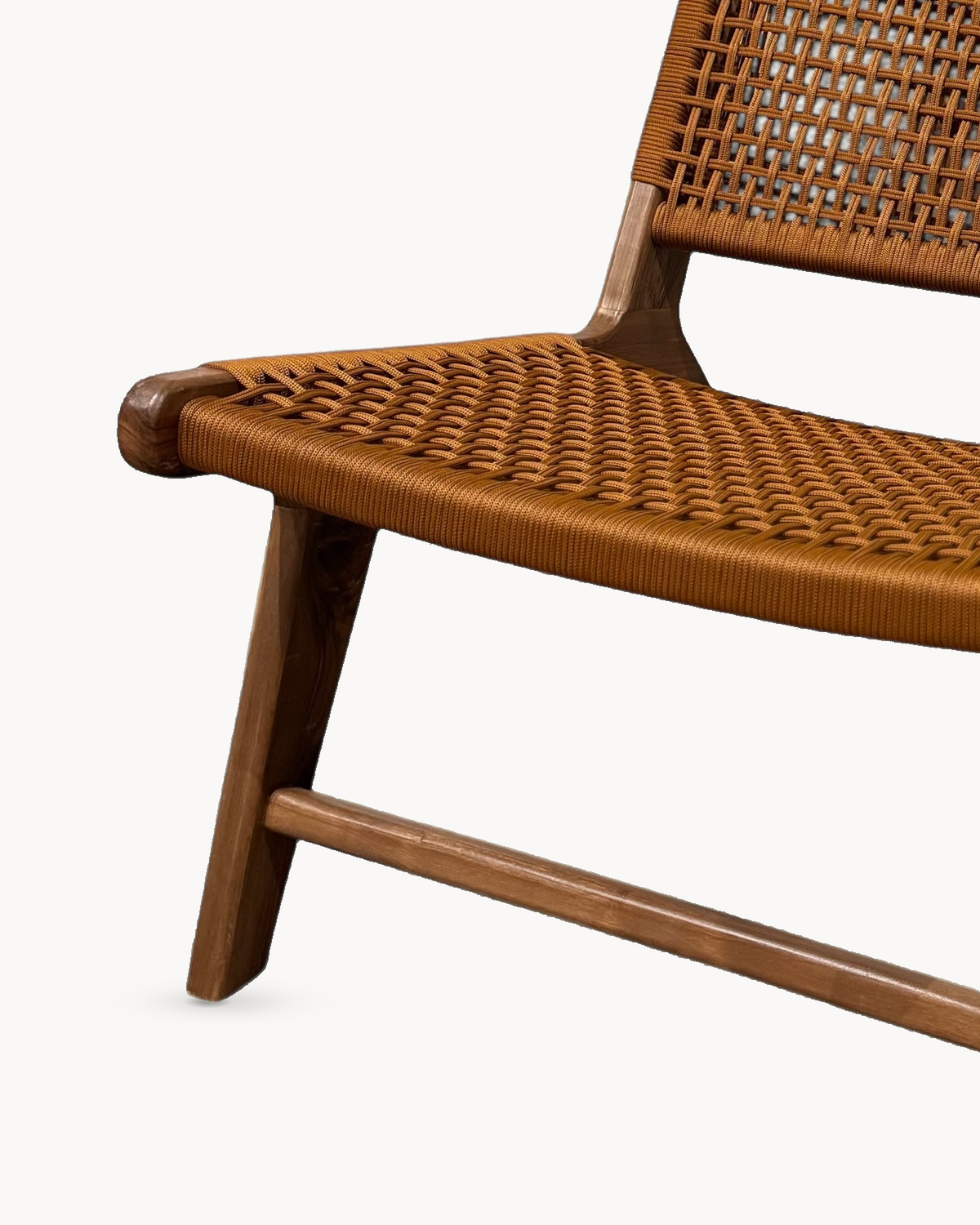 Chaise en noyer massif Talbi, détail matière : tissage de l'assise en coloris camel et bout arrondi
