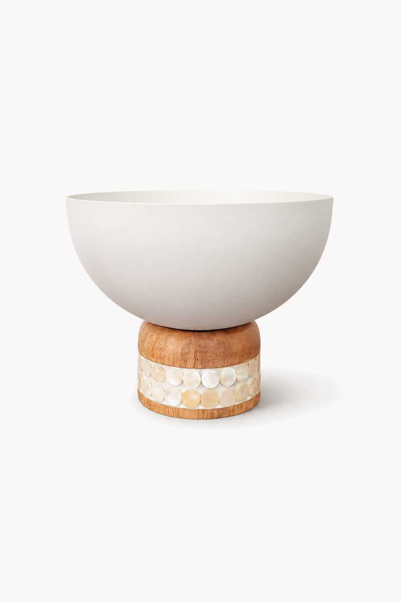 Witte fruitschaal op een houten standaard