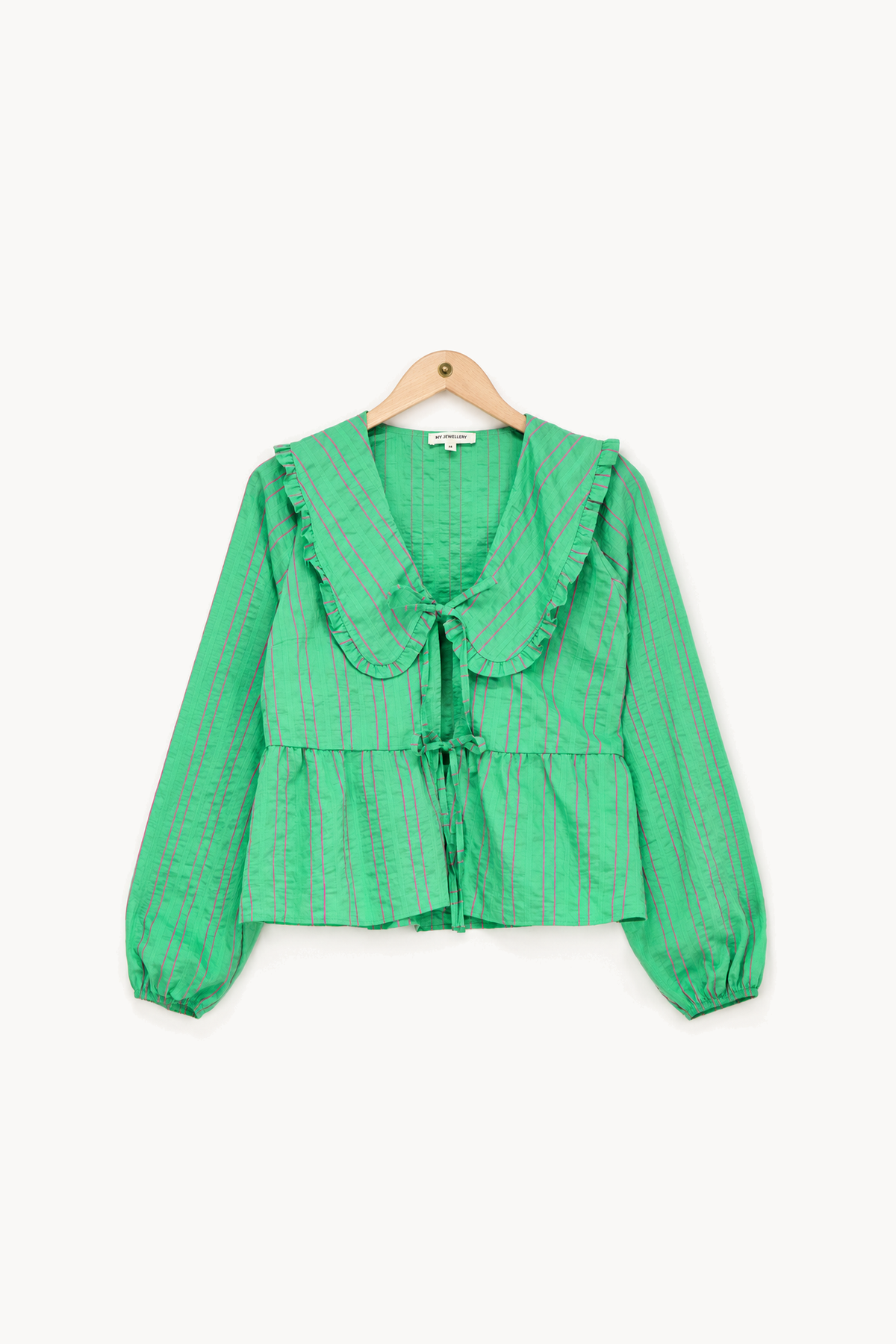 Blouse à rayures vertes avec nœud, de face sur fond blanc cassé