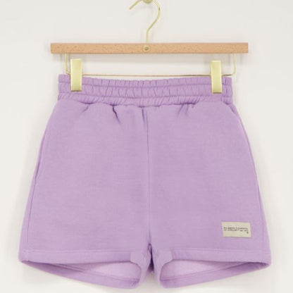 Short lilas avec écusson