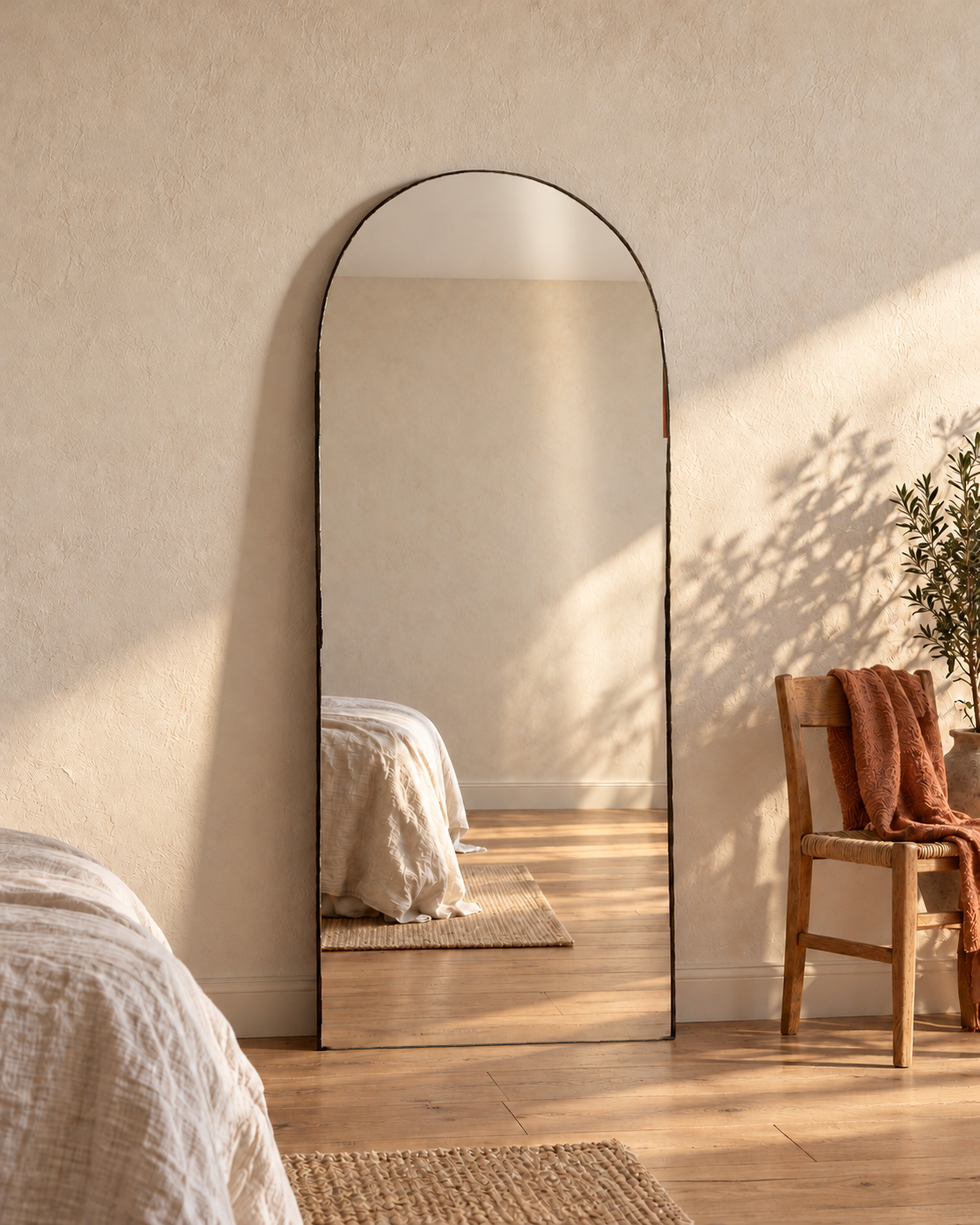 Grand miroir PORTE en laiton à arche haute dans une chambre, mise en scène, angle généré
