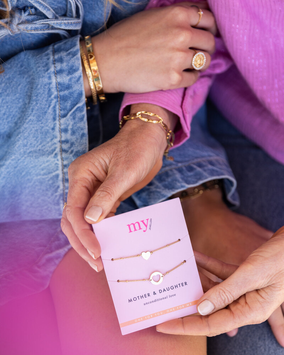 Bracelets duo mère-fille — portés, avec leur carte cadeau