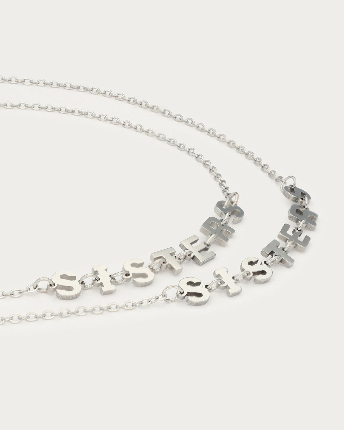 Bracelets Sisters — détail des lettres SISTERS, argenté