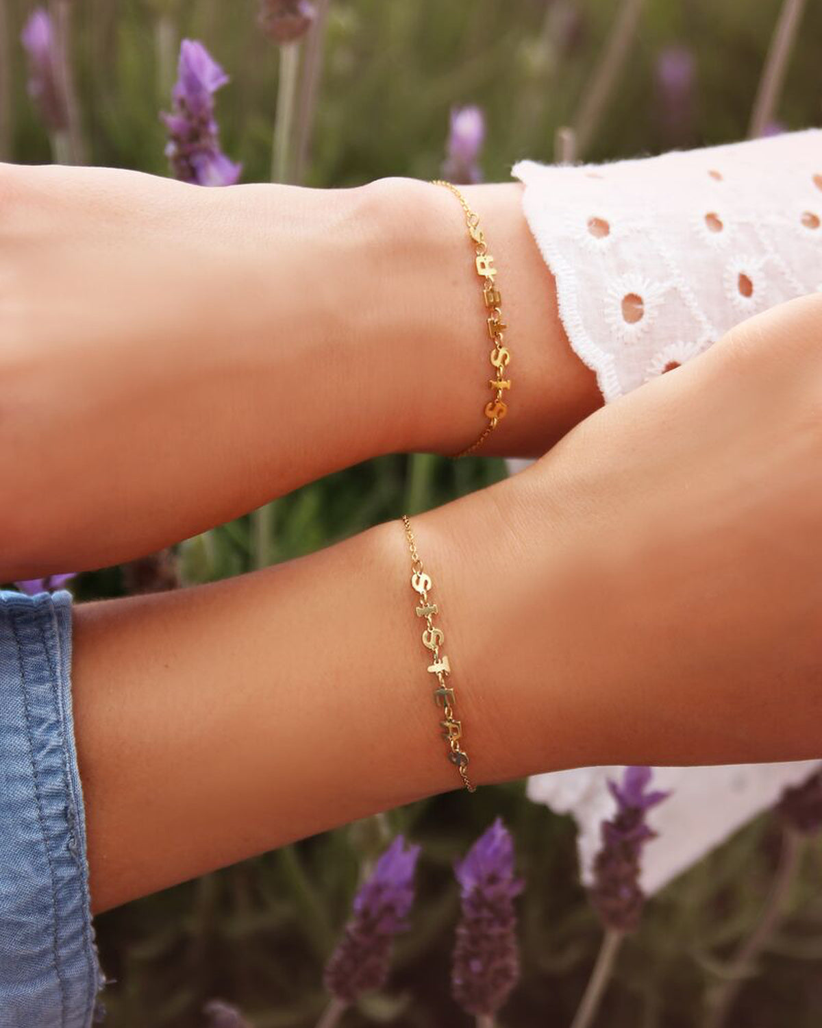 Bracelets Sisters — portés aux poignets de deux sœurs
