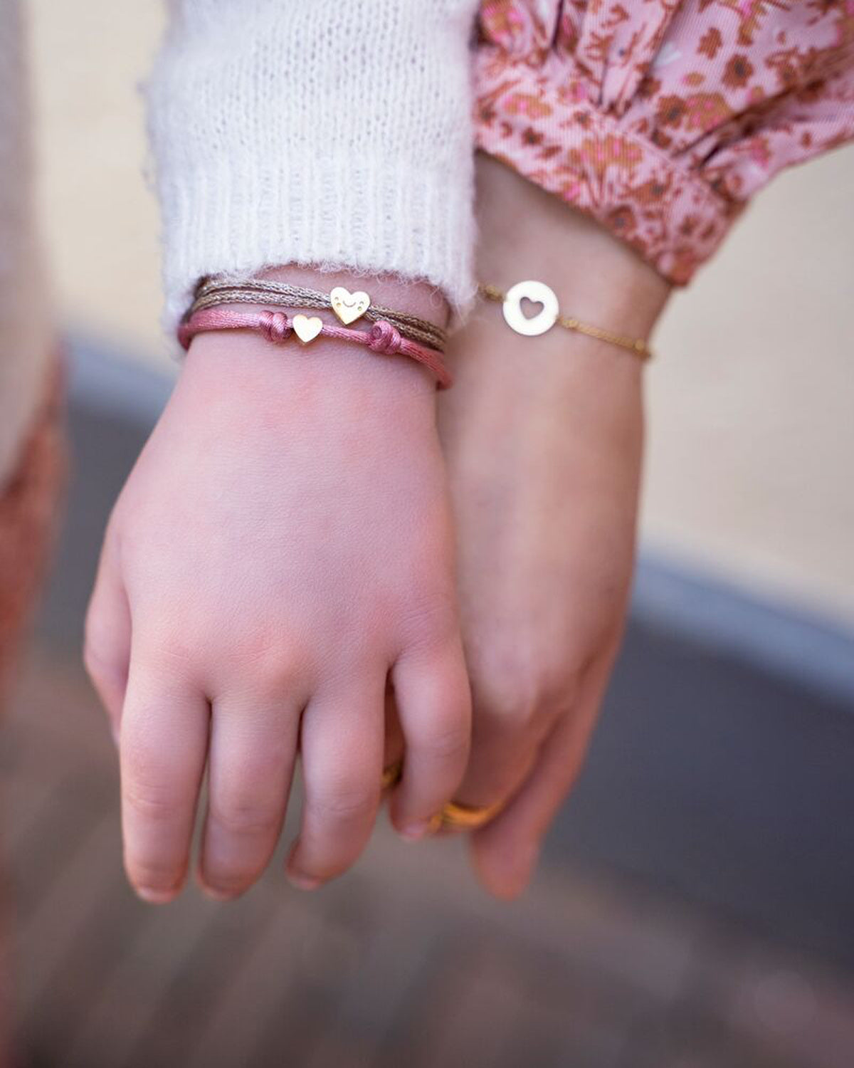Bracelets duo mère-fille mini, cordon rose — portés par une maman et sa fille
