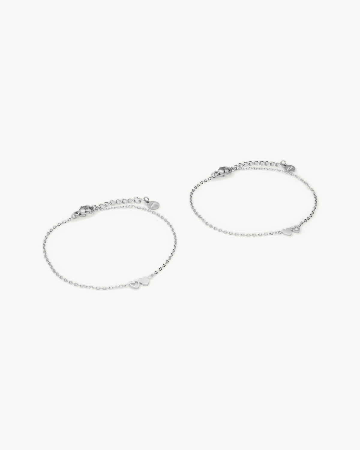 Ensemble de 2 bracelets à deux cœurs — argentés, de côté