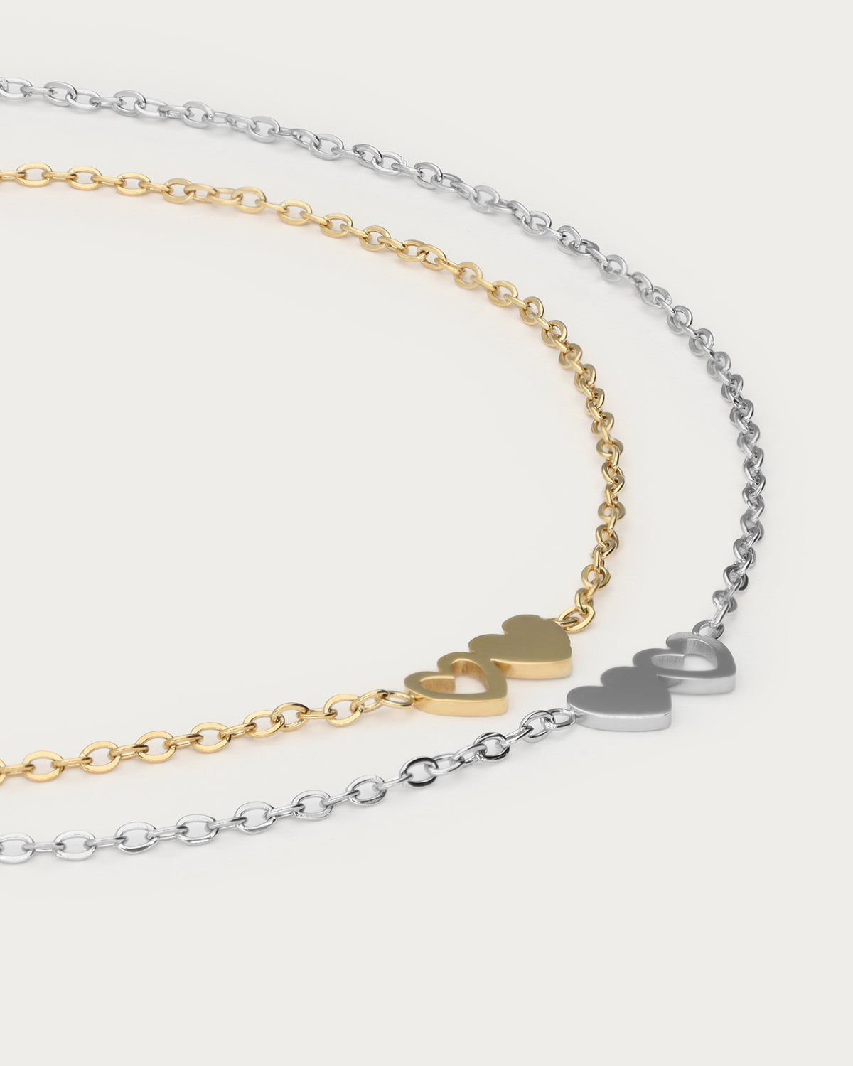 Ensemble de 2 bracelets à deux cœurs — détail des deux cœurs accolés